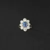 Bague marguerite en or blanc, saphir Ceylan naturel et diamants.