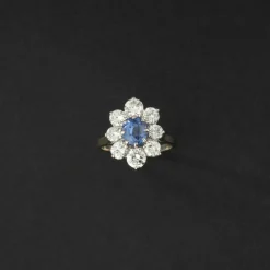 Bague marguerite en or blanc, saphir Ceylan naturel et diamants.