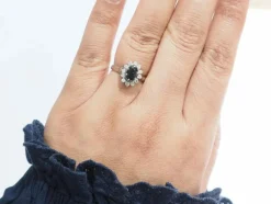 Bague marguerite en or blanc, saphir ovale et diamants