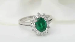 Bague marguerite en or blanc émeraude et diamants