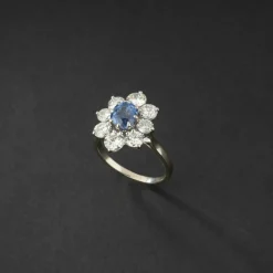 Bague marguerite en or blanc, saphir Ceylan naturel et diamants.