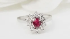 Bague marguerite en or blanc, rubis et diamants