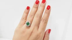 Bague marguerite en or blanc; Emeraude et diamants