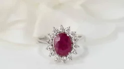 Bague marguerite en Or blanc, rubis et diamants