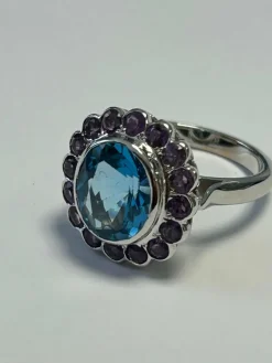 Bague Marguerite en or blanc ornée en son centre d'une topaze