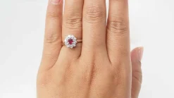 Bague marguerite en or blanc, rubis et diamants