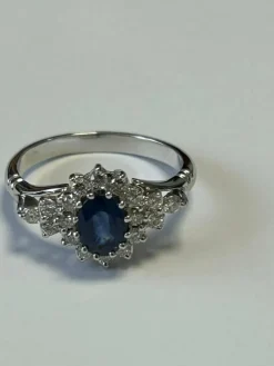 Bague marguerite en or blanc ornée d'un saphir