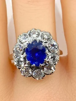 Bague marguerite en or blanc et platine en saphir et diamants
