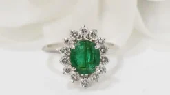 Bague marguerite en or blanc; Emeraude et diamants
