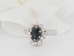 Bague marguerite en or blanc, saphir ovale et diamants