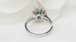 Bague marguerite en or blanc émeraude et diamants