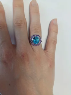 Bague Marguerite en or blanc ornée en son centre d'une topaze