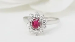 Bague marguerite en or blanc, rubis et diamants