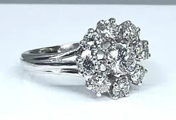 Bague marguerite en or blanc sertie de 9 diamants