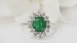 Bague marguerite en or blanc; Emeraude et diamants