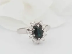 Bague marguerite en or blanc, saphir ovale et diamants