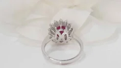 Bague marguerite en Or blanc, rubis et diamants