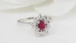 Bague marguerite en or blanc, rubis et diamants