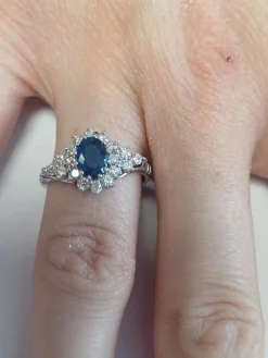 Bague marguerite en or blanc ornée d'un saphir