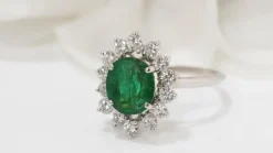 Bague marguerite en or blanc; Emeraude et diamants