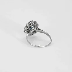 Bague Marguerite en or blanc, saphir et diamants
