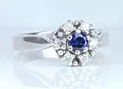 Bague marguerite en or blanc 18 carats, saphir et diamants
