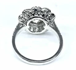 Bague marguerite en or blanc 18 carats : diamant central 1,21 carat