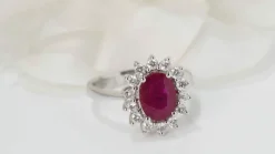 Bague marguerite en Or blanc, rubis et diamants