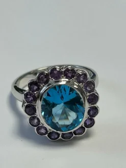 Bague Marguerite en or blanc ornée en son centre d'une topaze