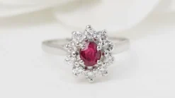 Bague marguerite en or blanc, rubis et diamants