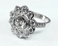 Bague marguerite en or blanc et diamant