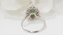 Bague marguerite en or blanc; Emeraude et diamants