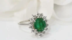 Bague marguerite en or blanc; Emeraude et diamants