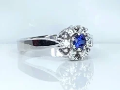 Bague marguerite en or blanc 18 carats, saphir et diamants