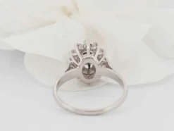 Bague marguerite en or blanc, saphir ovale et diamants