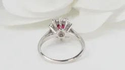 Bague marguerite en or blanc, rubis et diamants