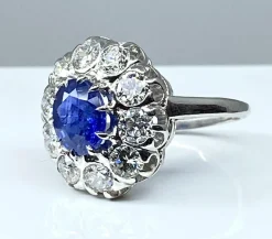 Bague marguerite en or blanc et platine en saphir et diamants