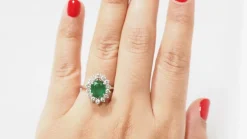 Bague marguerite en or blanc; Emeraude et diamants