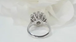Bague marguerite en or blanc et diamants