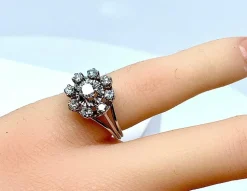 Bague marguerite en or blanc et diamants