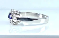 Bague marguerite en or blanc 18 carats, saphir et diamants