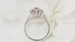Bague marguerite en or blanc, rubis et diamants