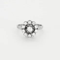 Bague marguerite en or gris et diamants