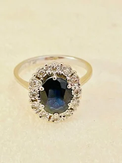 Bague marguerite en or gris et saphir