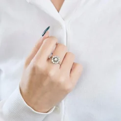 Bague marguerite en or gris et diamants