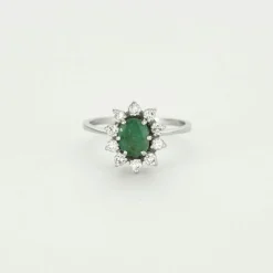 Bague marguerite en or gris, émeraude et diamants