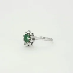 Bague marguerite en or gris, émeraude et diamants