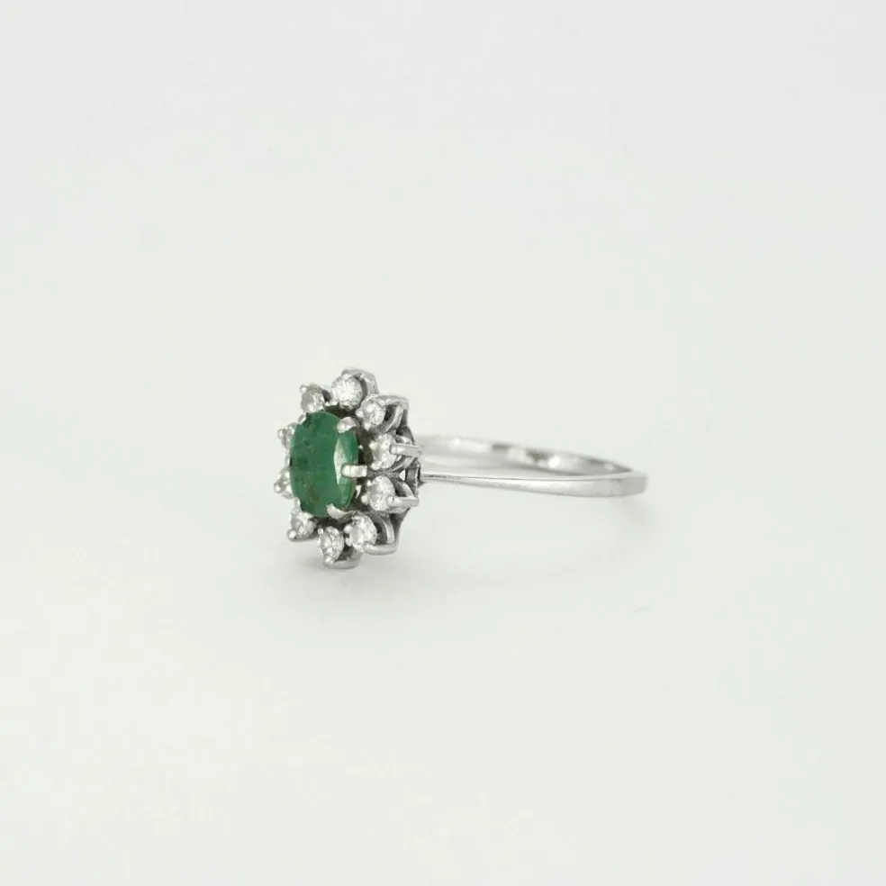 Bague marguerite en or gris, émeraude et diamants