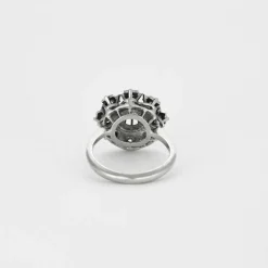 Bague marguerite en or gris, émeraude et diamants