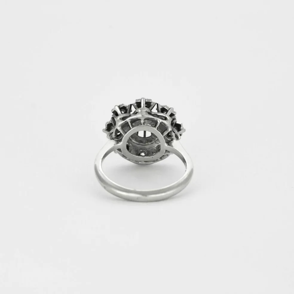 Bague marguerite en or gris, émeraude et diamants